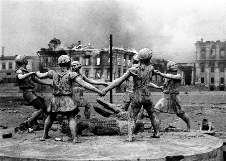 Sochy veselých dětí mezi stalingradskými rozvalinami.