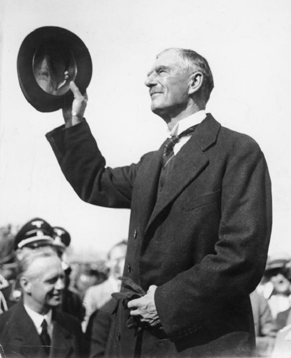 Britský premiér Neville Chamberlain přijíždí do Mnichova – vybaven Kennedyho zprávou.