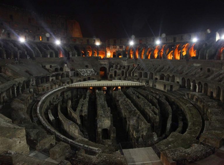 Historikové usuzují, že jméno Koloseum pochází od kolosální Neronovy sochy, která stála hned vedle.