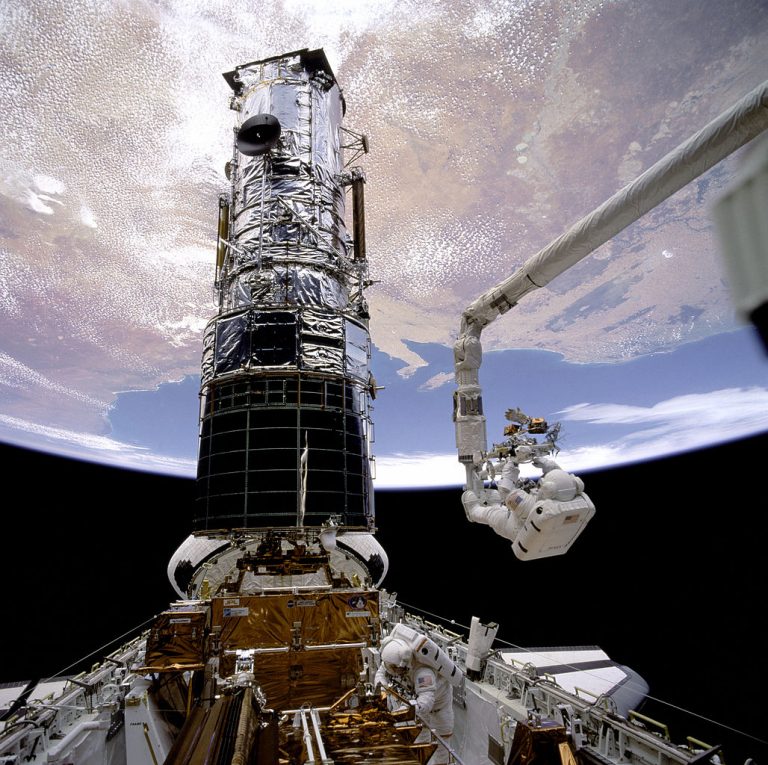 Astronauti během práce na Hubbleově vesmírném dalekohledu – servisní mise 1.