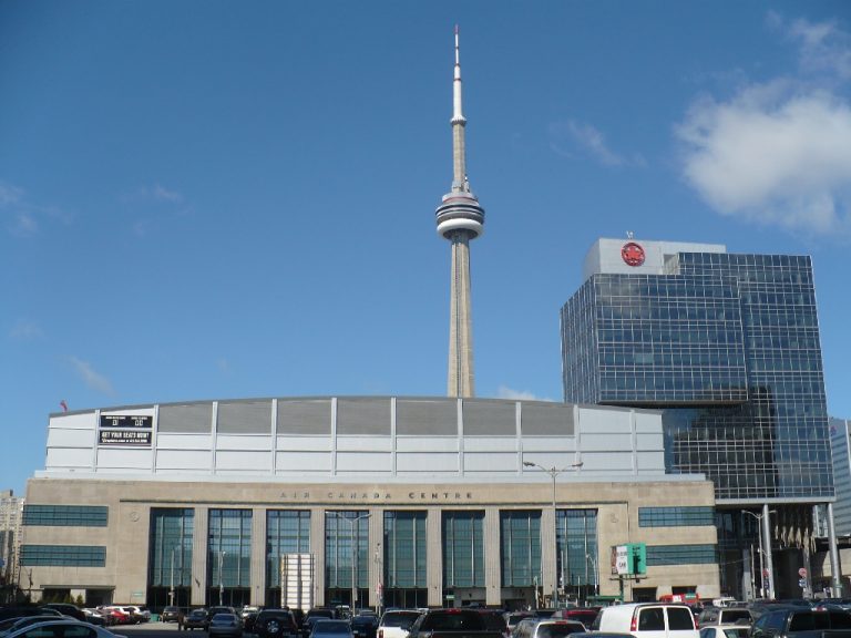 Věž a před ní hokejový stánek Iir Canada Centre, domov týmu Toronto Maple Leafs.