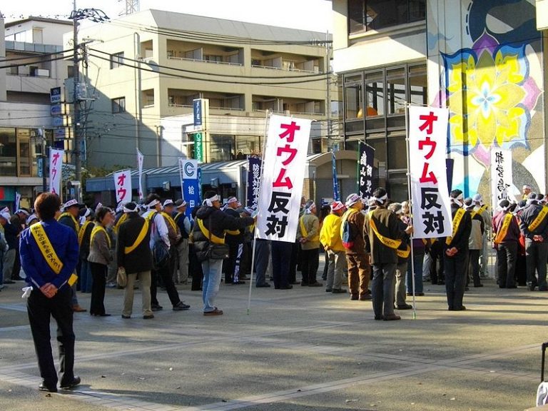 Japonci protestují proti sektě, která má na svědomí útoky v metru.
