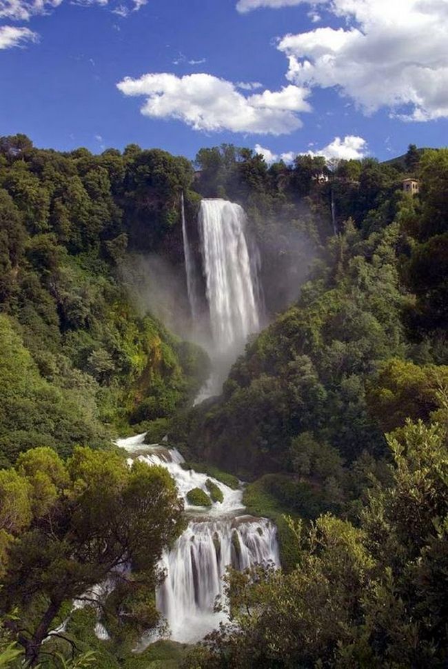 Italský vodopád, patří k nejpůsobivějším na světě. Krajina v jeho okolí jen vzkvétá.