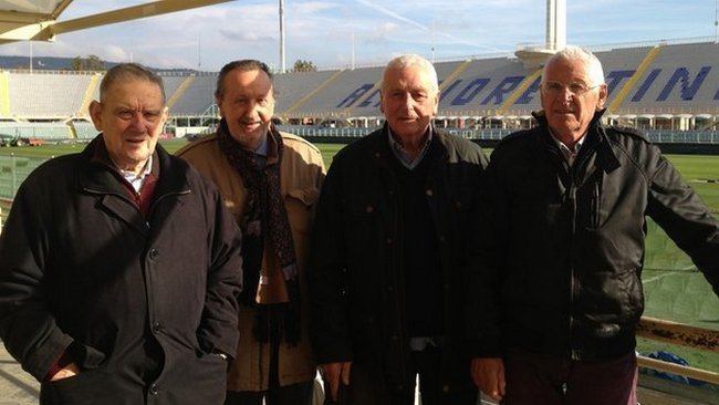 Fotbalisté Ardico Magnini (první zleva) a Romolo Tuci (první zleva) po šedesáti letech.