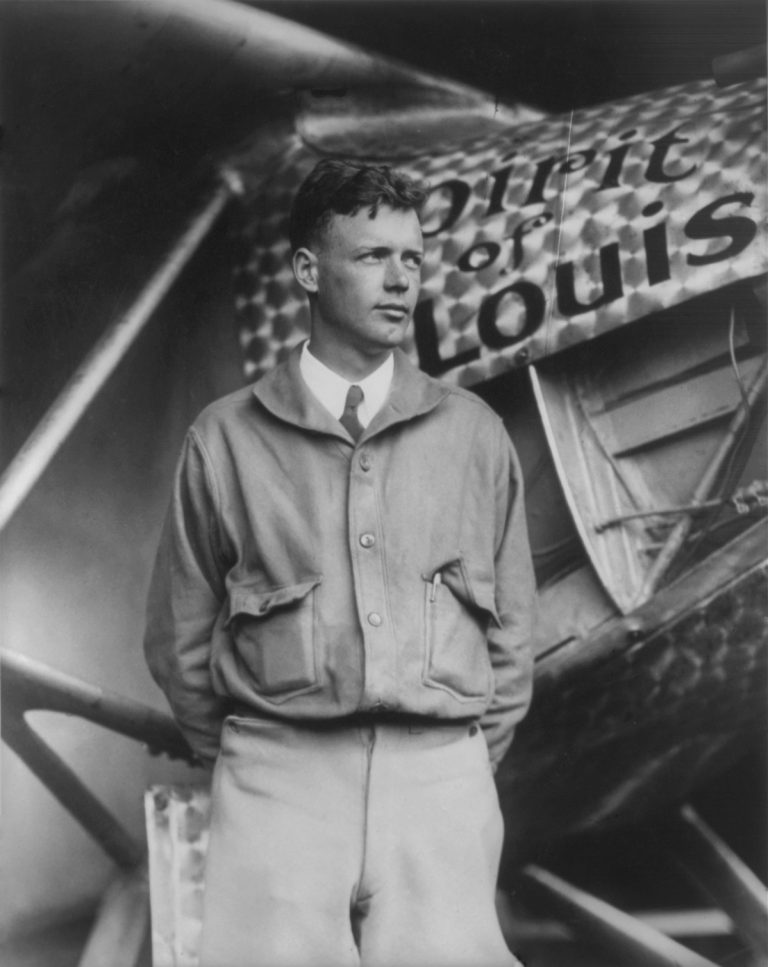 Velkou oporou je americkému velvyslanci v Londýně slavný letec Charles Lindbergh. I on sympatizuje s třetí říší.