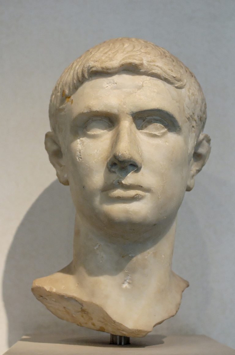 Brutus si nikdy nebyl zcela jistý, kdo je jeho otcem.