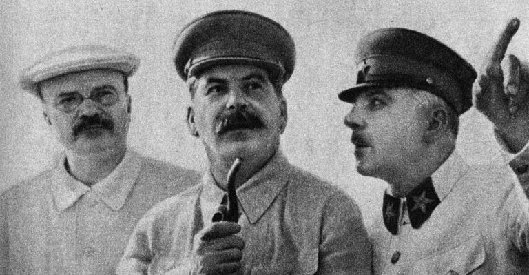 Od konce dvacátých let nastává v SSSR Stalinova osobní diktatura. Na snímku ministr zahraničí Molotov, Stalin a ministr obrany Vorošilov.