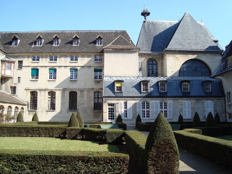Mladá dívka se uchýlila do kláštera Port-Royal nedaleko Versailles. Zde i zemřela.