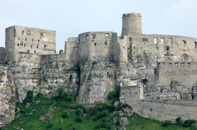 Spišský hrad jako jeden z mála hradů odolal tatarskému vpádu v roce 1241, poté bylo ještě zesíleno jeho opevnění. Na hradních stavbách a později i na stavbách ve Spišské Kapitule a v blízké obci Spišské Vlachy pracovali zedničtí mistři ze severní Itálie. V průběhu 14. století bylo vybudováno nové velké hradní nádvoří a v průběhu 15. století byl vybudován tzv. Dolní hrad - rozlehlé předhradí, které bylo sídlem vojsk Jana Jiskry z Brandýsa. Toto předhradí bylo vymezené hradební zdí, dvěma obytnými věžemi a vstupní věží. V centru se nacházela samostatně opevněná pevnůstka. 