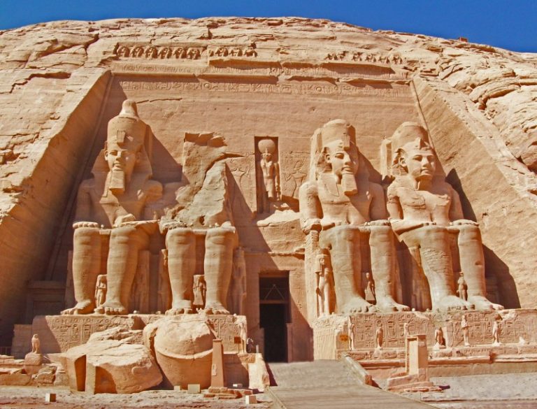 Velký chrám v Abú Simbelu vyhrabává italský dobrodruh z písku.