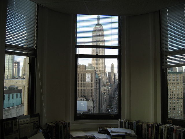 Z rohových kanceláří je výhled na další ikonickou stavbu New Yorku, Empire State Building.