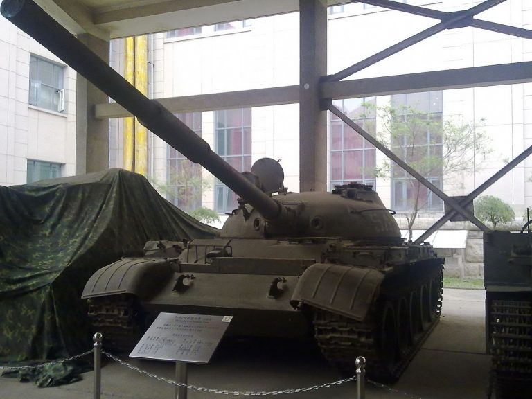 Číňany ukořisťený sovětský tank, nyní umístěný ve Vojenském muzeu revoluce v Pekingu.
