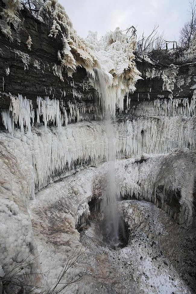 V zimě se krajina okolo vodopádu mění v ledové království jako z pravé pohádky.