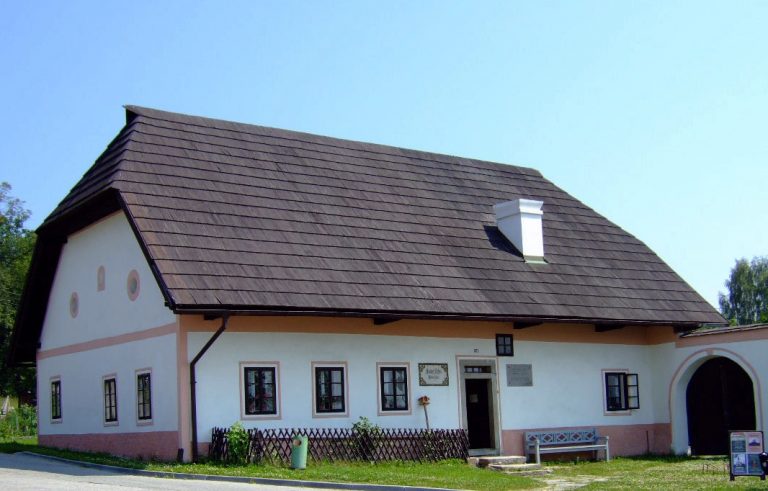 Spisovatelovo rodiště v rakouském Oberplanu (dnes české město Horní Planá). Tady vyrůstal muž, jehož bludné představy dohnaly až sebevraždě.