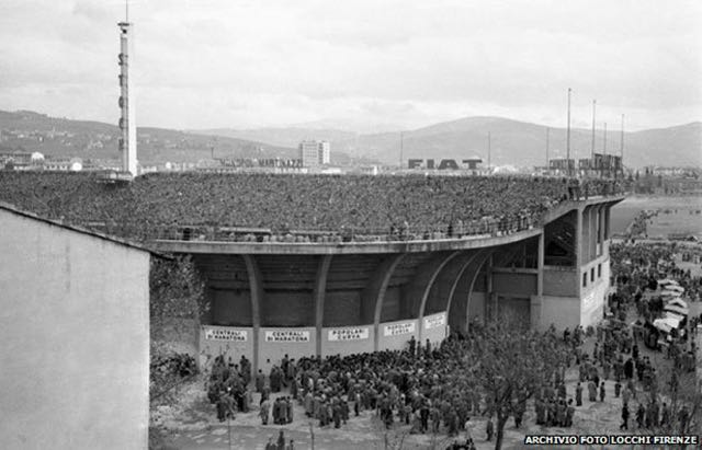 Stadion Artemio Franchi v italské Florencii v době konání zápasu.