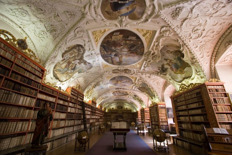 Někdo má protekci. Zatímco se ostatní kláštery ruší, opat premonstrátského Strahova Václav Josef Mayer ještě zakládá knihovnu.