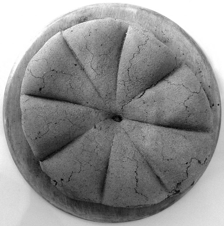 Chléb tvořil základ starověké stravy. Jeden zkamenělý se zachoval pod nánosem sopečného popela v Pompejích.