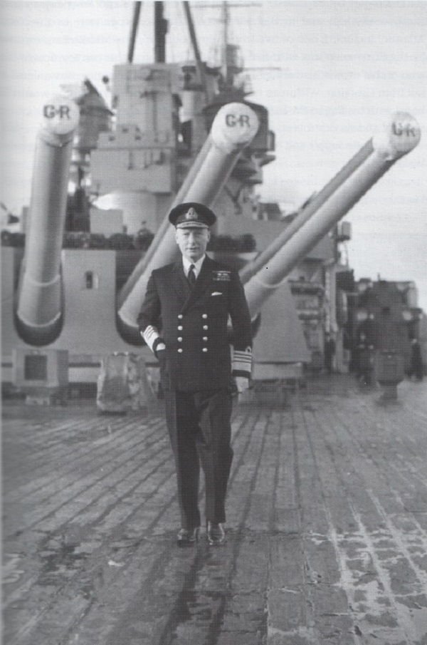 Britský admirál John Tovey zavelí k ústupu dřív, než připlují obávané německé ponorky.