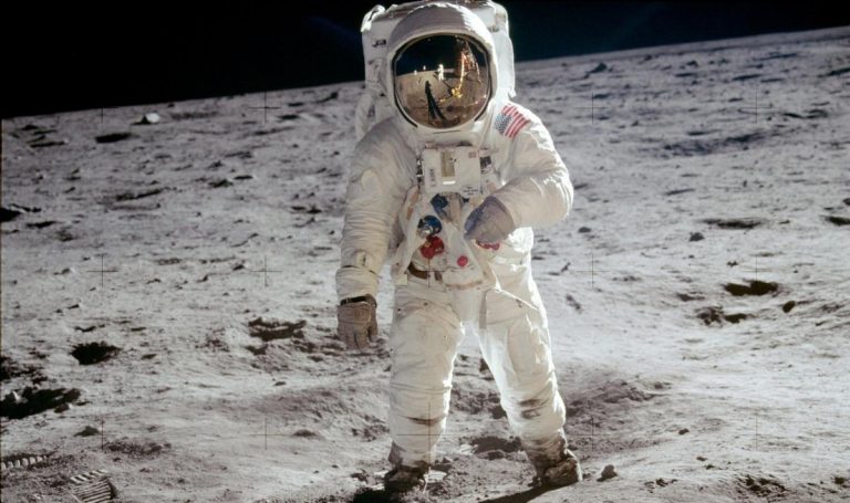 Neil Armstrong: Dva v jednom. I když se to nezdá, na snímku jsou oba astronauti, kteří se jako první lidé v historii prošli po Měsíci.