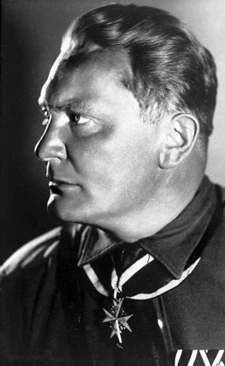 Hermann Goering posvětí obchody se zlatem a devizami se švýcarskými bankami.