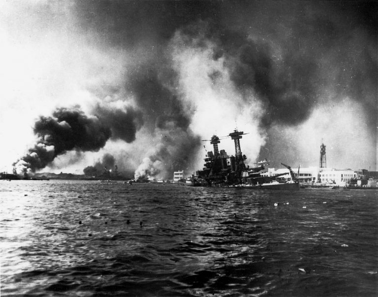 Útok na Pearl Harbor. Loď USS California se právě potápí.
