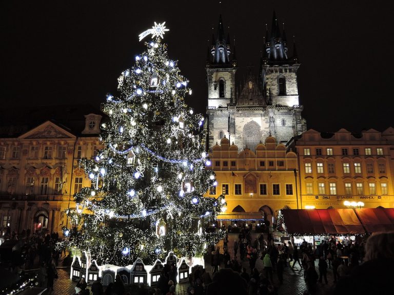 Tradice veřejných vánočních stromečků přetrvává až do dnešních dnů. Málokdo ale ví, že za nimi stojí spisovatel Těsnohlídek.