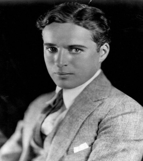 Mladý Charlie Chaplin, ještě bez svého typického černého knírku. 