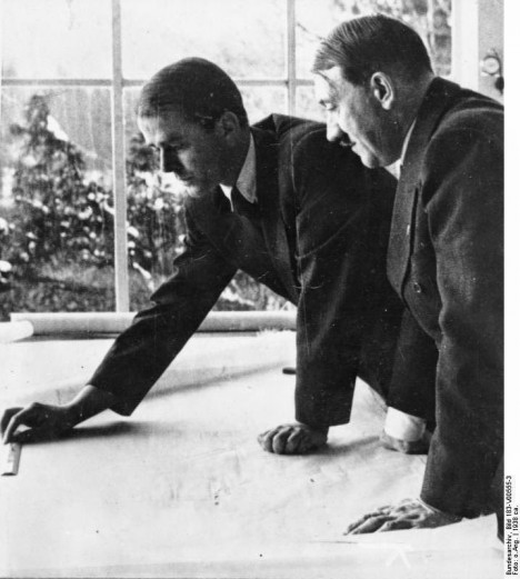 Architekt Albert Speer naslouchá vizím vůdce Adolfa Hitlera o nové Germanii.