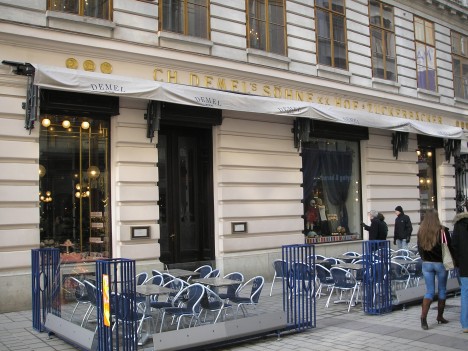 Café Demel ve Vídni, ze zdejší cukrárny si panovnice nechávala doručovat oblíbené bonbony.