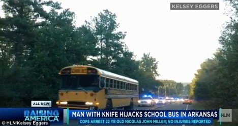 Divokou jízdu školního autobusu pronásledovaného policejními vozy zaznamenaly i kamery.