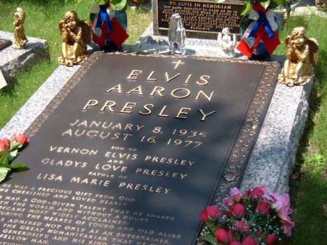 Elvis-Presley-s-Grave-elvis-presley-3857595-800-600