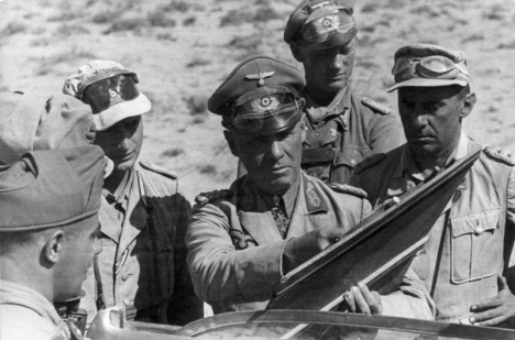 Erwin Rommel se s nepřítelem nemaže a žene ho stále dál na východ.