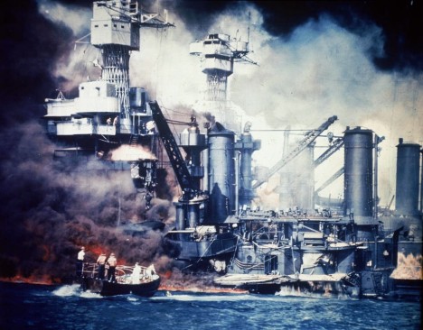 V ranních hodinách se k americkému přístavu Pearl Harbor snesla skupina japonských letounů. Bez milosti začala shazovat bomby a torpéda směrem ke zdejším lodím.