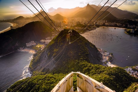 Lanovku na horu Sugarloaf v zálivu u města Rio de Janeiro funguje od roku 1912 a její kabina se houpá nad vrcholky skal ve výšce 300 metrů. Je také jedinou lanovkou na světě, která má kompletně prosklené stěny ze speciálního umělého skla. Na více než kilometr dlouhé cestě ji drží jen 5 centimetrů silná ocelová lana spletená z 98 pramenů.