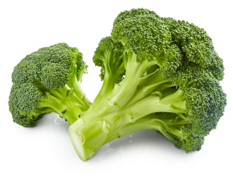 Brokolice obsahuje velké množství vitaminů B5 a C. Hlavně vitaminy skupiny B pomáhají s řadou důležitých procesů, které se odehrávají v lidském těle. Brokolice navíc ochrání vaše plíce před toxiny, obsahuje totiž také gen s označením Nrf2, který mimo jiné posiluje buněčné stěny před napadením takzvanými volnými radikály.