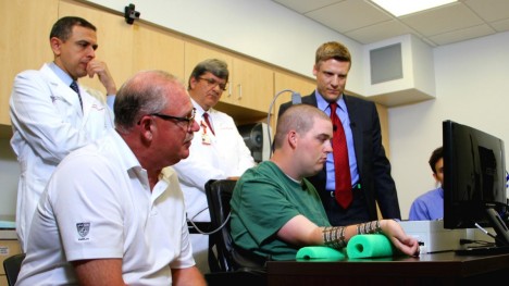 Zraněnému americkému sportovci Ianu Burkhartovi byl v roce 2014 do mozku implantován čip umožňující ovládat jeho ochrnutou paži.
