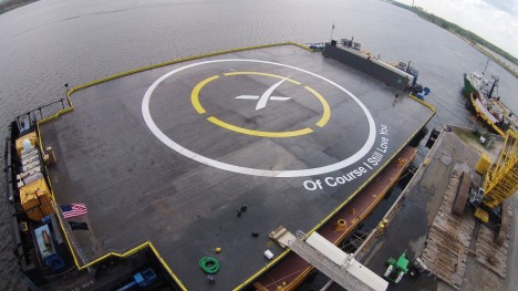 Takto vypadá plovoucí přistávací platforma pro raketu Falcon 9, na délku má skoro 100 metrů a umístěná je v Tichém oceánu.