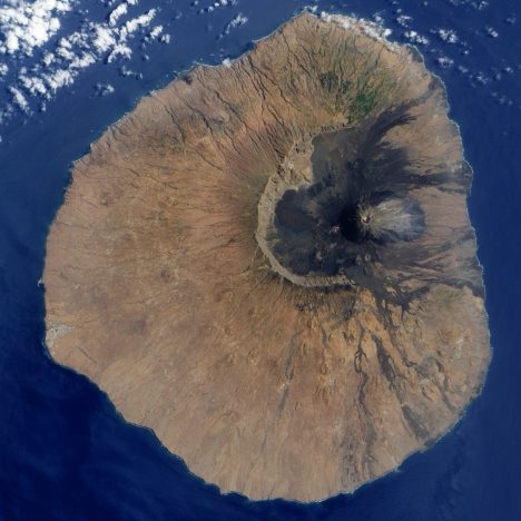 Kapverdský ostrov se sopkou Fogo, která podle posledních výzkumů způsobila vlnu tsunami vysokou 270 metrů.
