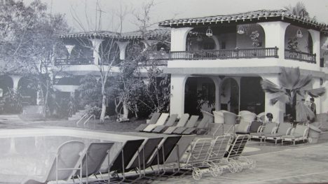 Hacienda Nápoles mafiána Pabla Escobara byla postavena roku 1980. Její součástí bylo i zoo. Většinu zvířat z Afriky přiváželi pašeráci na lodích i letadly. 