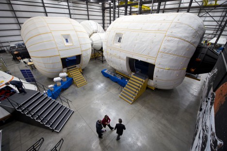 V hangárech nedaleko bulváru Las Vegas Strip se rodí nová generace vesmírných lodí. Americká firma Bigelow AeroSpace zde vyvíjí nafukovací moduly zvané Genesis.