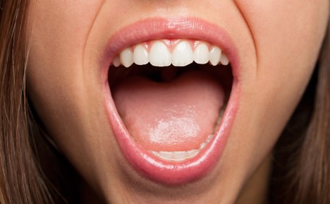 Krvácející dásně mohou mít u žen původ i v hormonech.