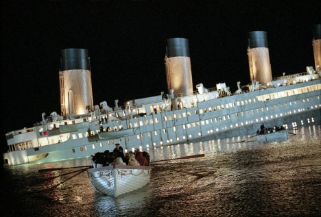 Titanic se při své první plavbě srazil 14. dubna 1912 s ledovcem a do vodního hrobu stáhl přes 1500 pasažérů a členů posádky.