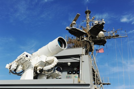 Laserový systém typu LaWS byl úspěšně vyzkoušen na palubě americké válečné lodi. Zvládá likvidovat malé cíle, jako rakety či drony.