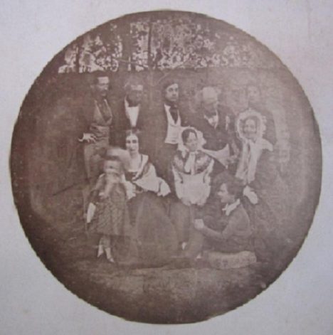 Fotografie rodiny Karla Chotka z roku 1839 se stává zároveň nejstarším dochovaným portrétním snímkem na našem území.
