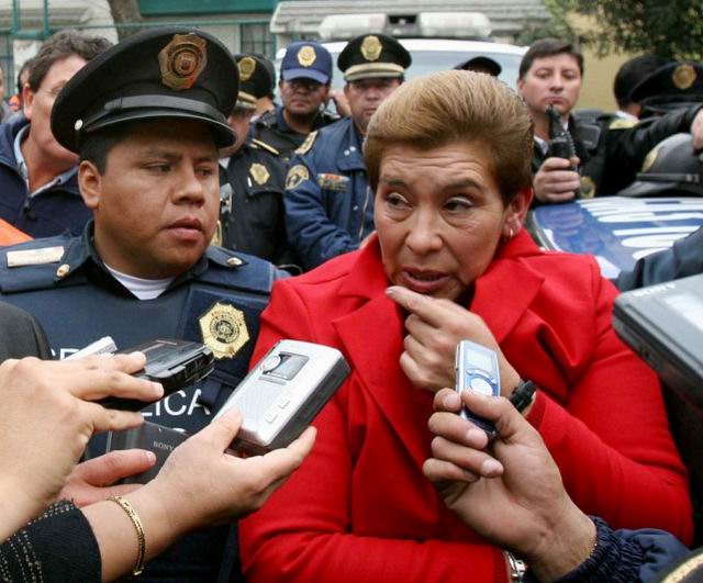 Juanan Barrazaová v obležení novinářů a policie před soudním líčení.