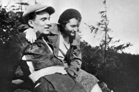 Julius Fučík se svojí ženou Gustou, která rukopis reportáže po válce připraví k vydání.