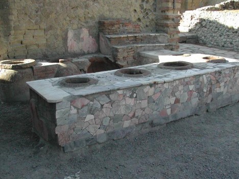 Jídlo v rychlém občerstvení ve starověkém Římě a Řecku se vkládalo do zapuštěných hliněných misek.