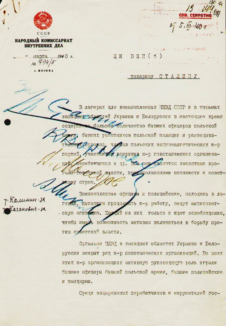 Rozkaz k popravě polských důstojníků s Berijovými poznámkami podepsaný Stalinem, Klimentem Vorošilovem, Vjačeslavem Molotovovem a Anastázem Mikojanem.