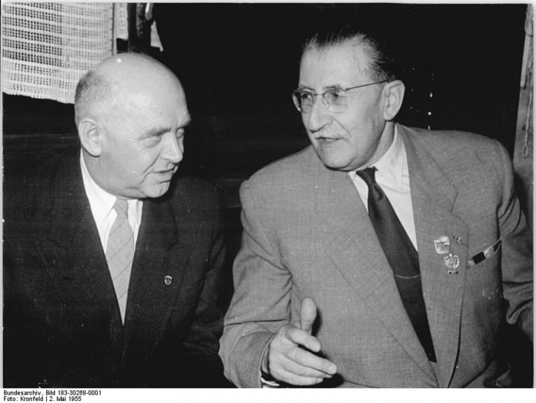 Komunistický ministr informací Václav Kopecký se snaží ovlivnit média.