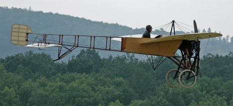 Letci už několik generací provádějí rekonstrukci Kašparova letu na stroji Blériot XI.